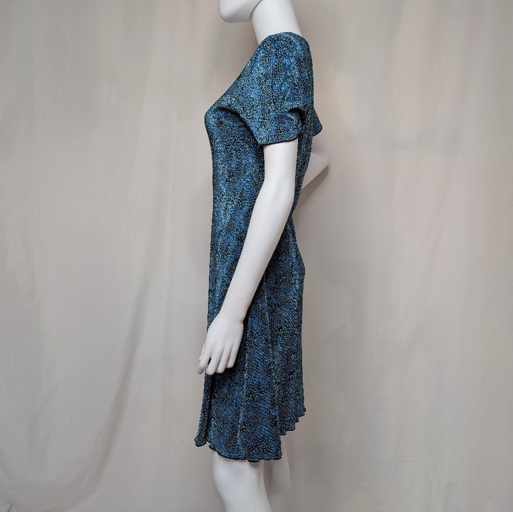 90s Blue & Black Abstract Satiny Crinkle Micro Pleated Short Sleeve Midi Dress - Picture 5 of 7